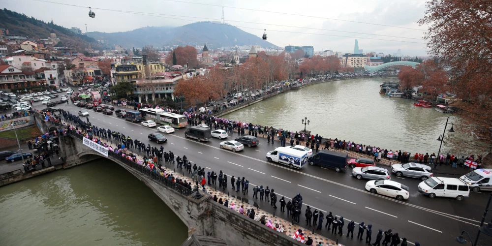 Tbilisi tūkstošiem cilvēku sadevušies rokā, veidojot "vienotības ķēdi" (foto: Scanpix / AP)