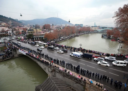 Tbilisi tūkstošiem cilvēku sadevušies rokā, veidojot "vienotības ķēdi" (foto: Scanpix / AP)