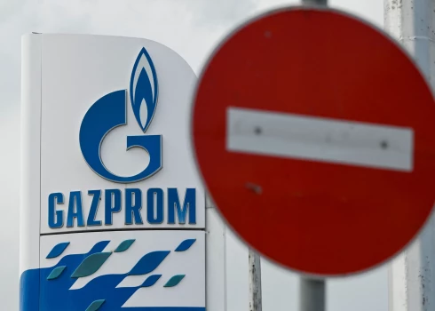 "Gazprom" logotips blakus "Iebraukt aizliegts" zīmei