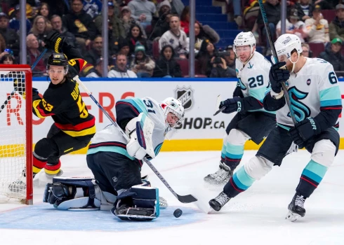 Teodors Bļugers (melnā formā) spēlē pret "Kraken" (foto: Scanpix / USA TODAY Sports via Reuters Connect 