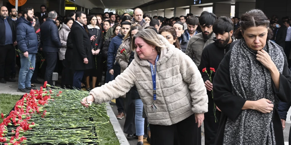 Kazahstānā trešdien nogāzās Azerbaidžānas pasažieru lidmašīna ar 67 cilvēkiem, no kuriem 38 gājuši bojā. Cilvēki devās pieminēt bojā gājušos. 