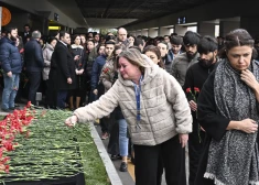 Kazahstānā trešdien nogāzās Azerbaidžānas pasažieru lidmašīna ar 67 cilvēkiem, no kuriem 38 gājuši bojā. Cilvēki devās pieminēt bojā gājušos. 