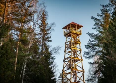 На смотровой башне в Синих горах Огре найден мертвый мужчина. Он повесился, сообщает полиция