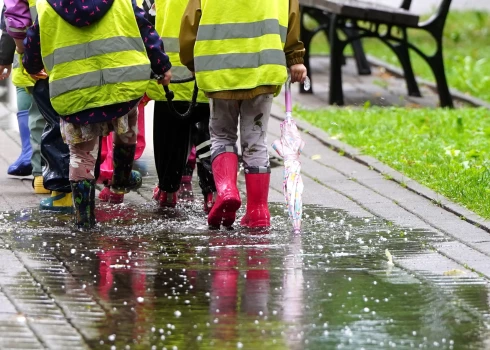 2019. gadā pirmsskolas izglītības iestādes apmeklēja 100 300 audzēkņi, kamēr 2023.gadā to skaits sarucis līdz 94 800 bērniem.