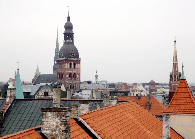 "Vecrīga piemērota pastaigām svētdienu rītos, kad daudzi ārstē paģiras." Ar kuriozu aprakstu briti iekļauj Rīgu labāko galamērķu sarakstā