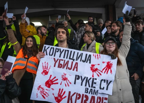 Serbijas demonstranti pie prokuratūras ēkas prasa vainīgo sodīšanu