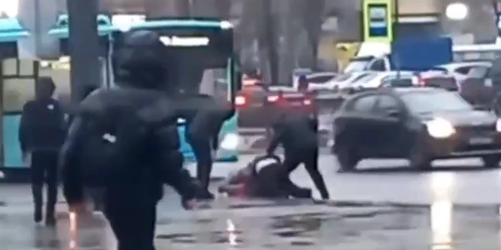 Garāmgājēji izrēķinās ar šāvēju (ekrānuzņēmums no video)