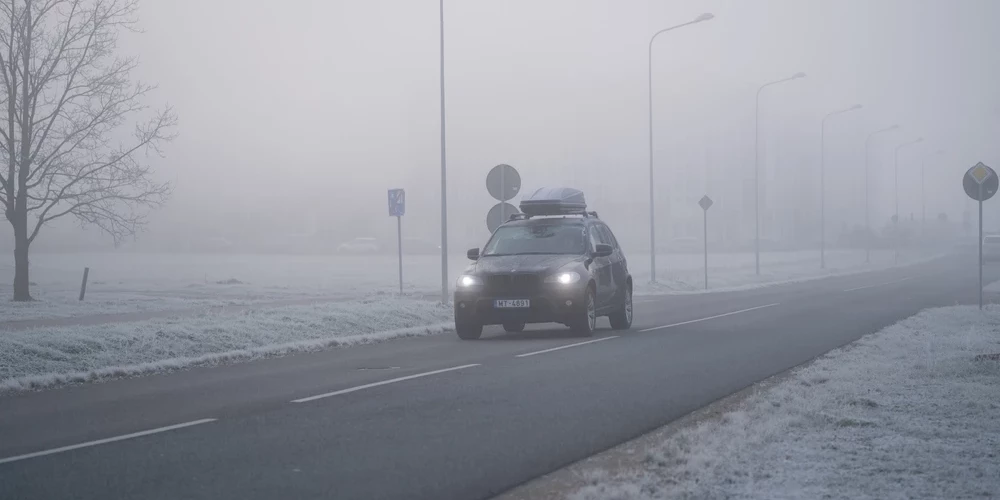 Ja ir atkala vai aizdomas, ka uz ceļa ir melnais ledus, bremzē ar motoru – pakāpeniski pārslēdz zemākus pārnesumus. Tomēr šādi var darīt tikai tad, ja ir pietiekami liela distances rezerve.