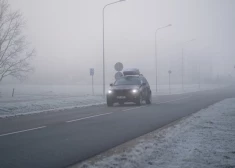 Ja ir atkala vai aizdomas, ka uz ceļa ir melnais ledus, bremzē ar motoru – pakāpeniski pārslēdz zemākus pārnesumus. Tomēr šādi var darīt tikai tad, ja ir pietiekami liela distances rezerve.