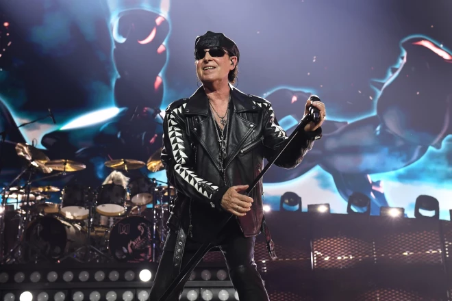 "Scorpions" līderis Klauss Meine maijā nosvinēja 76. dzimšanas dienu. Attēlā – koncertā jūnijā Londonā.