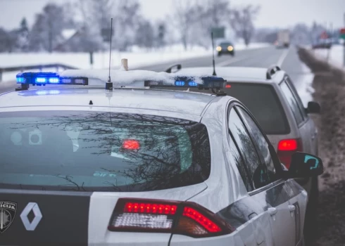 Policists nolūkā izspiest kukuli, izmantojot savstarpēji pazīstamu personu, sazinājās un vēlāk arī satikās ar vienu no trīs motociklistiem.