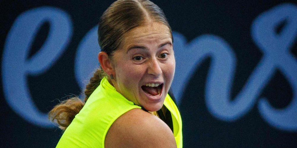 Ostapenko izdevās uzvarēt sešās no 16 breikpunktu izspēlēm, bet Bouzkova punktā pārvērta septiņas no 11 breikbumbām.