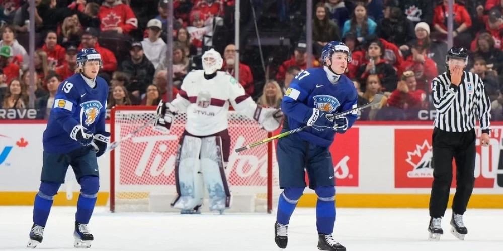 Somijas U-20 hokejisti pēc gūtajiem vārtiem mačā ar Latvijas izlasi.