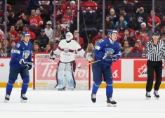 Somijas U-20 hokejisti pēc gūtajiem vārtiem mačā ar Latvijas izlasi.