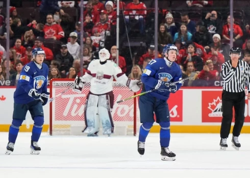 Somijas U-20 hokejisti pēc gūtajiem vārtiem mačā ar Latvijas izlasi.