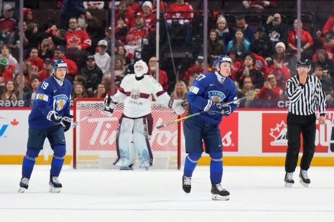 Somijas U-20 hokejisti pēc gūtajiem vārtiem mačā ar Latvijas izlasi.
