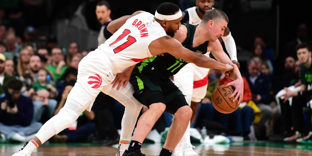 Bostonieši mājās ar 125:71 (23:12, 22:23, 45:18, 35:18) uzvarēja Toronto "Raptors" komandu, kas piedzīvojusi 11 zaudējumus pēc kārtas.