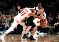 Bostonieši mājās ar 125:71 (23:12, 22:23, 45:18, 35:18) uzvarēja Toronto "Raptors" komandu, kas piedzīvojusi 11 zaudējumus pēc kārtas.
