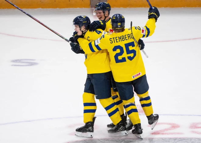 Zviedrijas hokejisti uzvar čehus un kļūst par latviešu pretiniekiem ceturtdaļfinālā