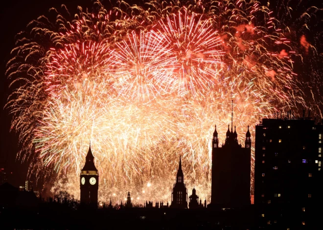 ВИДЕО: какая красота! В Лондоне Новый год встретили зрелищным 11-минутным световым шоу и фейерверком