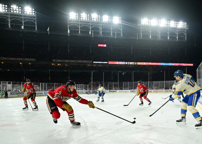 "Blues" hokejisti NHL mačā zem klajas debess uzvar "Blackhawks"