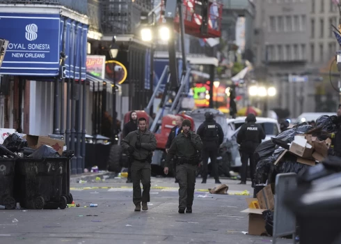 Policija ziņoja, ka ievainoti arī divi policisti.