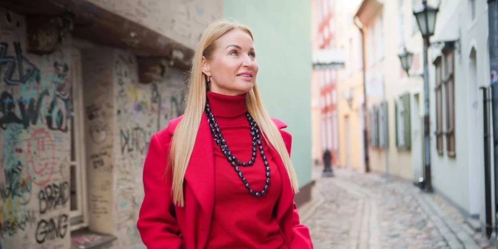 Dinija Lora daudz strādā. Ne tikai pati darina rotas, bet arī ar savām Upes pērļu meistarklasēm apbraukā Latviju, krāšņojot korporatīvus pasākumus un svinības.