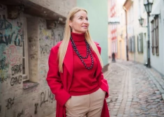 Dinija Lora daudz strādā. Ne tikai pati darina rotas, bet arī ar savām Upes pērļu meistarklasēm apbraukā Latviju, krāšņojot korporatīvus pasākumus un svinības.