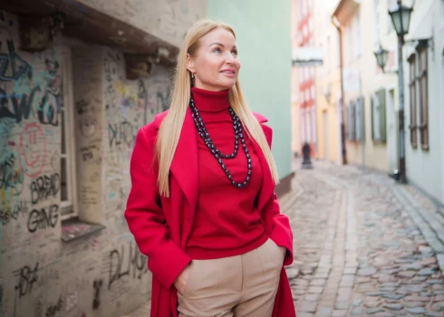 Dinija Lora daudz strādā. Ne tikai pati darina rotas, bet arī ar savām Upes pērļu meistarklasēm apbraukā Latviju, krāšņojot korporatīvus pasākumus un svinības.