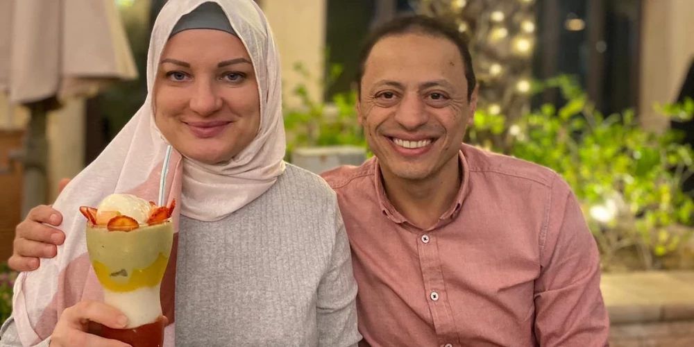 Lāsma atklāj, ka vīrs pēc izcelsmes ir ēģiptietis, bet pēc dzīvesveida un piederības dubaijietis. “Arābu vīrieši uzņemas pilnībā rūpes par sievieti, viss, ko es palūdzu, pasaku un ierosinu, tiek izdarīts. Visi solījumi ir izpildīti. Pa šiem kopdzīves gadiem esmu tik ļoti izlutināta, ka neko vairs negribu uzņemties, jo tam taču ir domāts vīrs,” saka latviete.