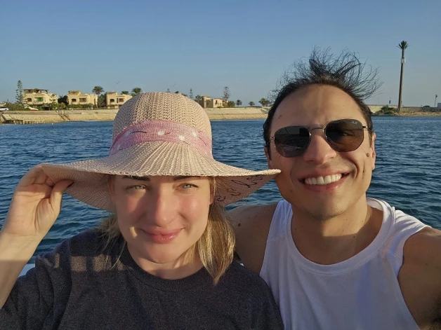 Lāsma atklāj, ka vīrs pēc izcelsmes ir ēģiptietis, bet pēc dzīvesveida un piederības dubaijietis. “Arābu vīrieši uzņemas pilnībā rūpes par sievieti, viss, ko es palūdzu, pasaku un ierosinu, tiek izdarīts. Visi solījumi ir izpildīti. Pa šiem kopdzīves gadiem esmu tik ļoti izlutināta, ka neko vairs negribu uzņemties, jo tam taču ir domāts vīrs,” saka latviete.