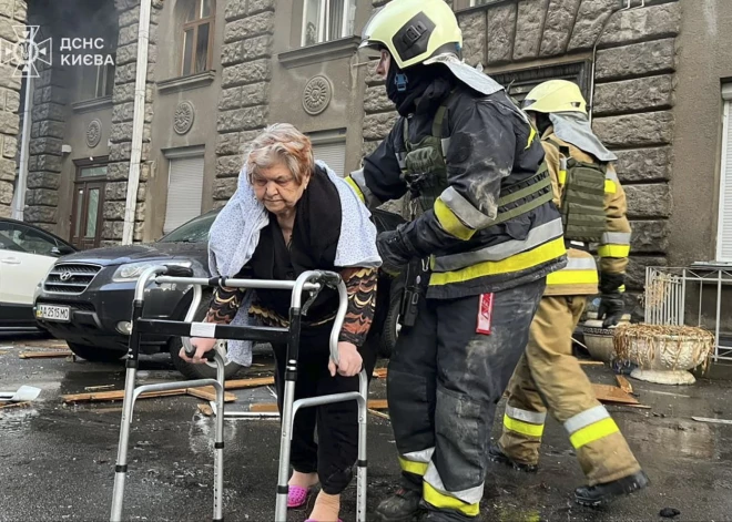 Krievija tradicionāli "apsveic" Ukrainu ar Jauno gadu, dronu uzbrukumā Kijivai nogalinot cilvēkus