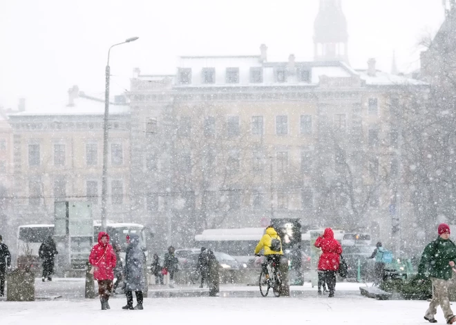 Ceturtdienas rītā Rīgā stipri snigs — autovadītājus aicina ievērot īpašu piesardzību, jārēķinās ar iespējamiem sabiedriskā transporta kavējumiem