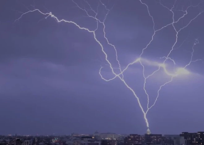VIDEO: Jaungada naktī zibens iesper Kapitolija ēkā, Vašingtona monumentā un Ņujorkas slavenajā "Empire State Building"; soctīklu reakcija — "Mājiens no augšas!"
