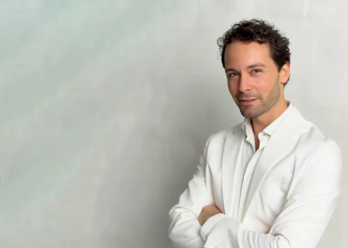 2025. gadu dziedātājs Ainars Bumbieris ieskandina ar savu jauno muzikālo kompozīciju „Par rozēm, kas janvārī zied”.