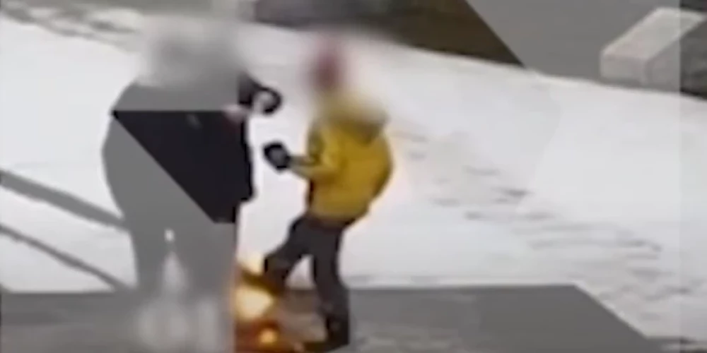 Novērošanas kameras fiksējušas kā bērni ar sniegu apslāpē agresorvalsts pieminekļa liesmas.