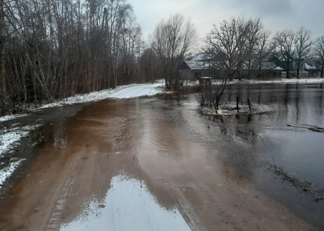 FOTO: "Pa ceļu varētu palaist kādu prāmi!" Talsu pusē un Valmieras novadā applūduši autoceļi