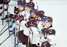 Latvijas hokejisti pasaules junoru čempionātā ar 2:3 (0:2, 2:1, 0:0) piekāpjas Zviedrijas izlasei.