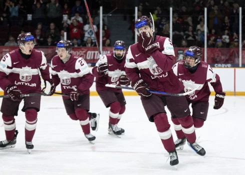 Latvijas hokejisti pasaules junoru čempionātā ar 2:3 (0:2, 2:1, 0:0) piekāpjas Zviedrijas izlasei.