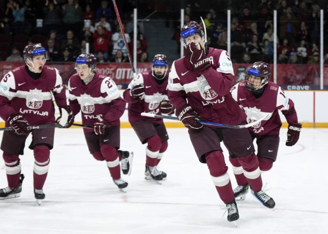 Latvijas U-20 hokejisti dramatiskā cīņā piekāpjas spēcīgajai Zviedrijas izlasei un neiekļūst pasaules junioru čempionāta pusfinālā