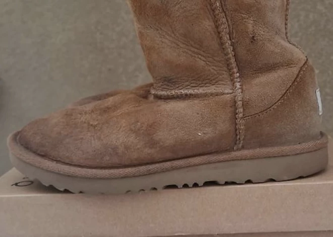 "Labā stāvoklī, ļoti silta ,mīksta aitāda, ir lietojuma pazīmes, nav vairs tik vienmērīgi koša krāsa, bet siltums un ērtums nav mazinājies," par zābakiem norāda andelētāja.