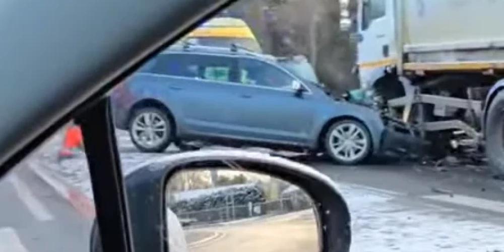 Valsts policija ir uzsākusi kriminālprocesu, lai izmeklētu negadījuma apstākļus un noskaidrotu tā cēloņus. Sīkāka informācija par avārijas detaļām šobrīd netiek sniegta.