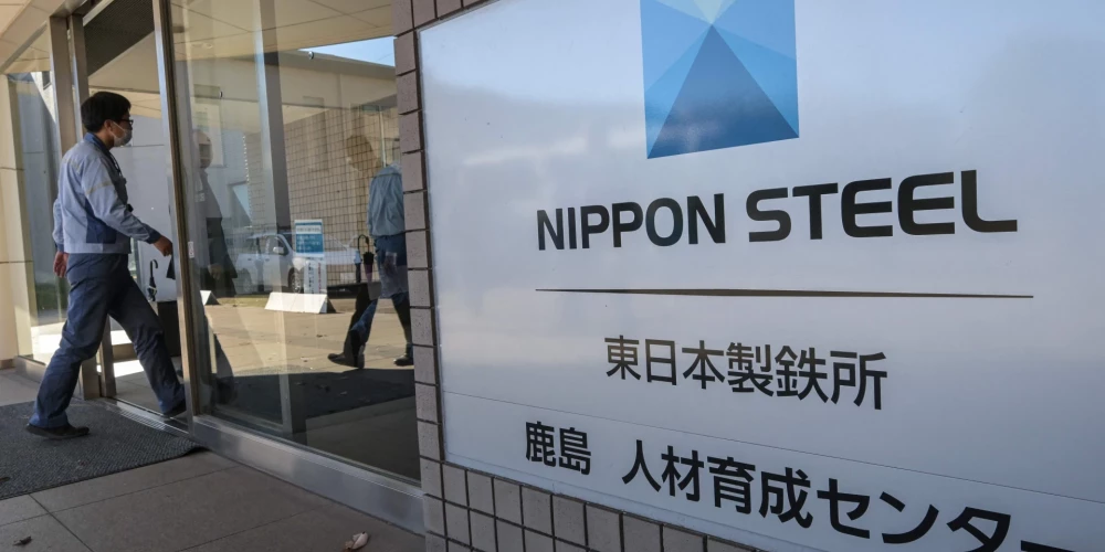 Darbinieks ieiet Japaņas uzņēmuma "Nippon Steel" ēkā