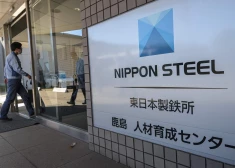 Darbinieks ieiet Japaņas uzņēmuma "Nippon Steel" ēkā