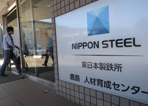 Darbinieks ieiet Japaņas uzņēmuma "Nippon Steel" ēkā