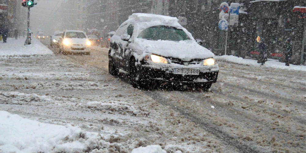 Sniegputeņa dēļ šorīt Pierīgā daudzviet ir īpaši apgrūtināti braukšanas apstākļi (sarkana atzīmē LVC kartē). 