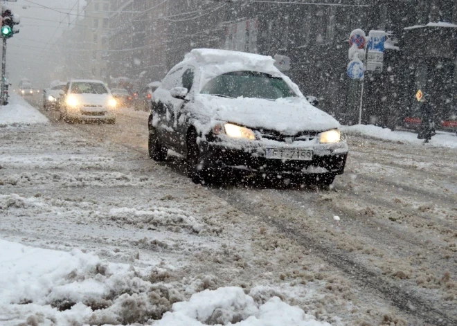 В субботу утром затруднено передвижение по дорогам в окрестностях Риги