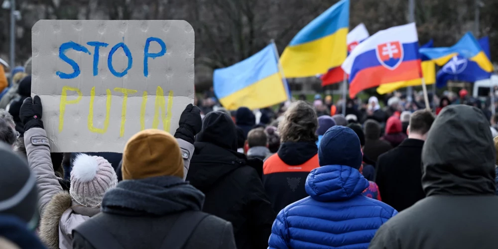 "Fico, pārcelies uz Maskavu!" Tūkstošiem Ukrainas atbalstītāju protestē pret Slovākijas premjerministru.