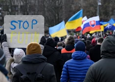 "Fico, pārcelies uz Maskavu!" Tūkstošiem Ukrainas atbalstītāju protestē pret Slovākijas premjerministru.