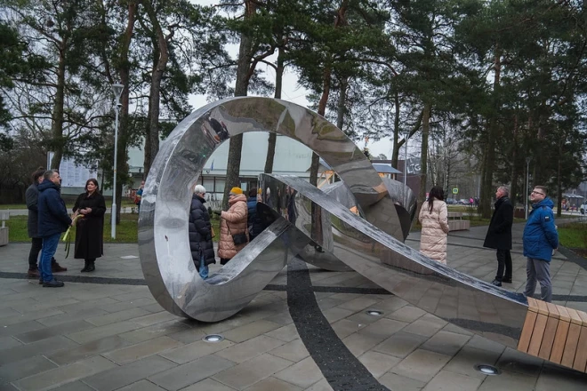 Скульптура выполнена из нержавеющей стали с внешним слоем из листов толщиной 4 мм.